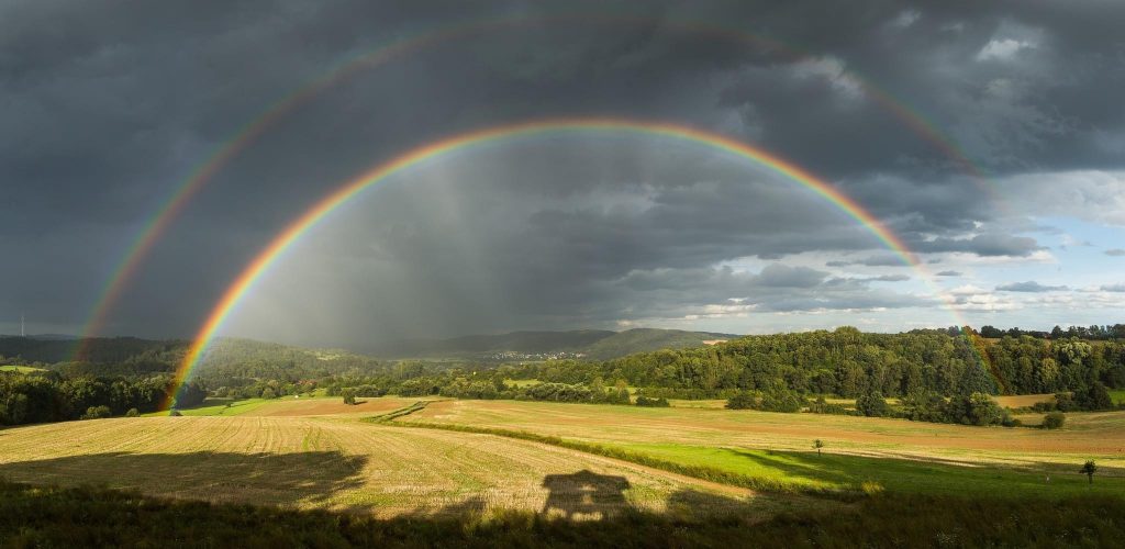 Ein faszinierenden Blick vom Aussichtsturm Löhnberg, ein beeindruckender Doppelregenbogen der sich schützend über Selters ausbreitet. Eine beeindruckende ja schon fast surreale Darstellung! Hier ist Christoph Weber mit seiner Landschaftsfotografie wieder ein beeindruckende Aufnahme gelungen. (die Natur in einem poetischen und surrealen Licht darstellt.