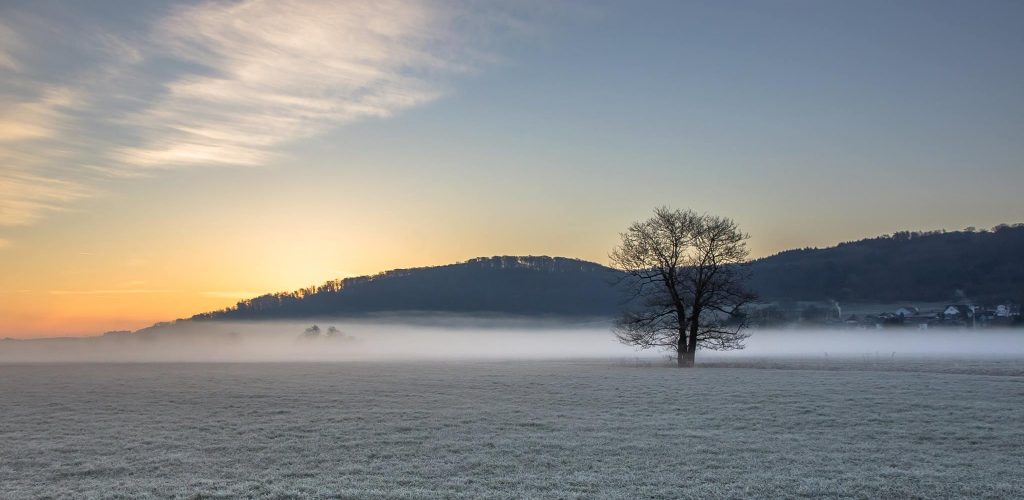 Sonnenaufgang früh morgens mit Winterstimmung in der Lahnwiese Selters Lahn